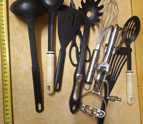 (ALB - 153) KITCHEN UTENSILS  R80
