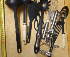 (ALB - 153) KITCHEN UTENSILS  R80